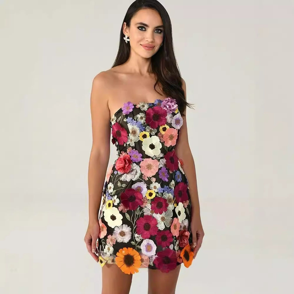 Vestido tubo con bordado de flores y costuras