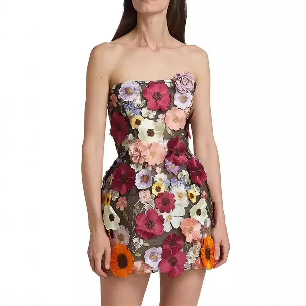 Vestido tubo con bordado de flores y costuras