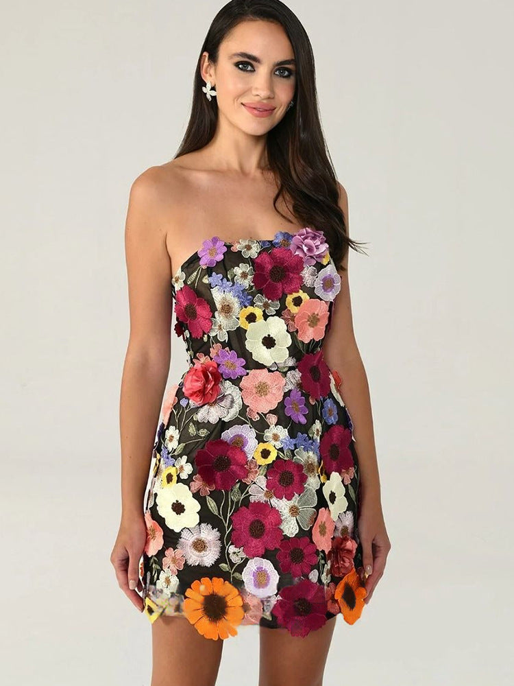 Vestido tubo con bordado de flores y costuras