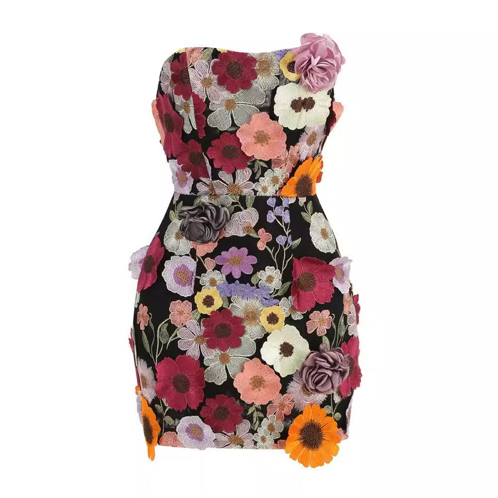 Vestido tubo con bordado de flores y costuras