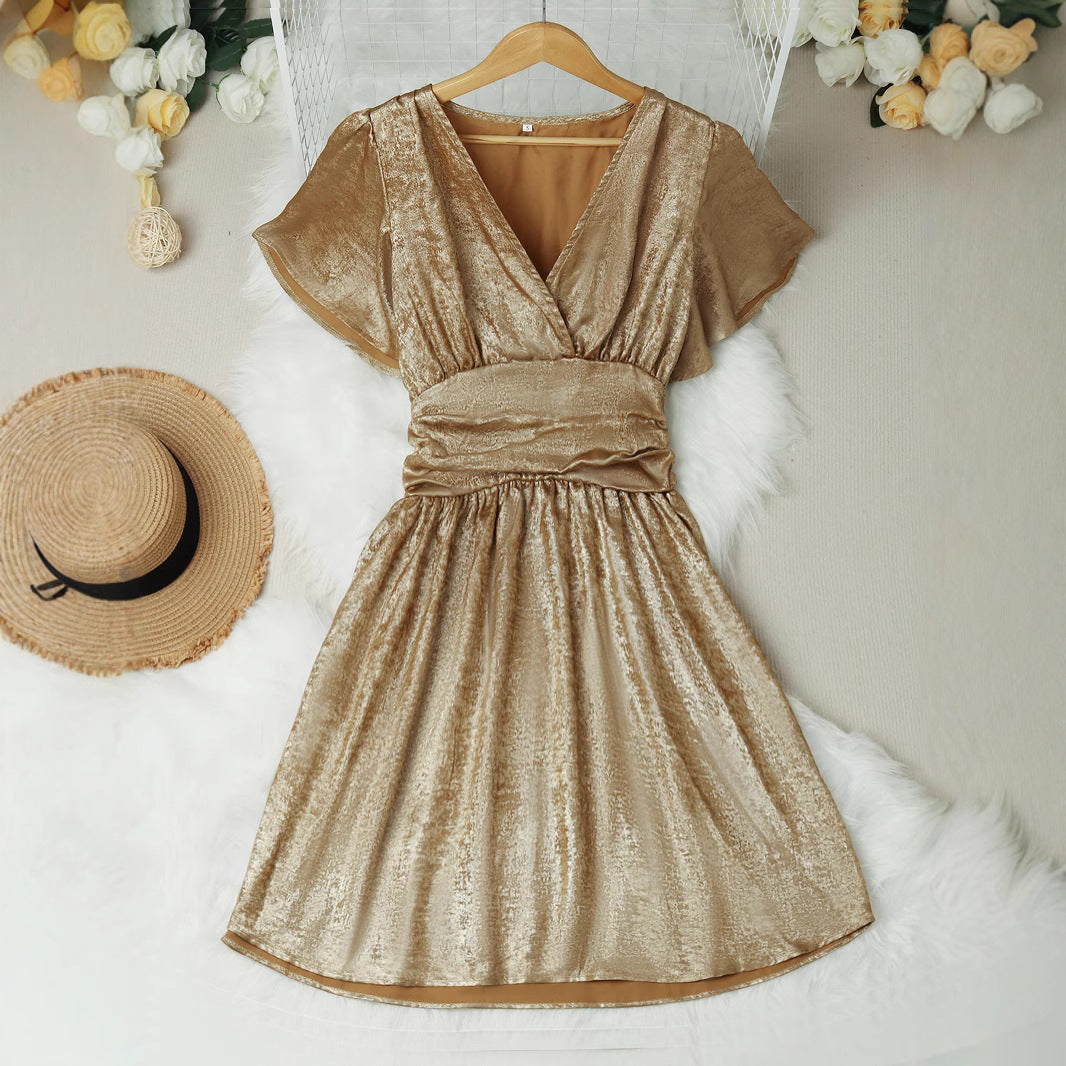Vestido fruncido de color liso con escote en V profundo y textura metálica de verano