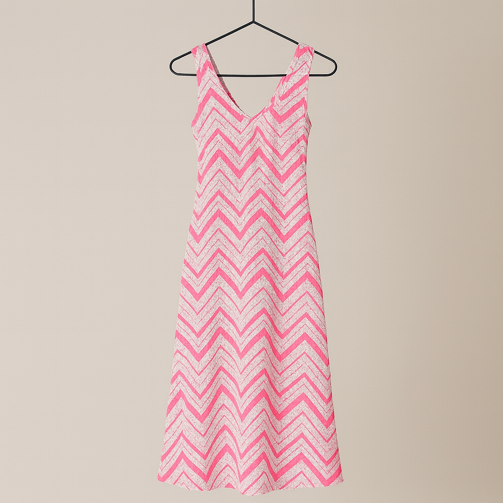 🌸 Vestido Largo Sin Mangas con Estampado Chevron Rosa y Blanco